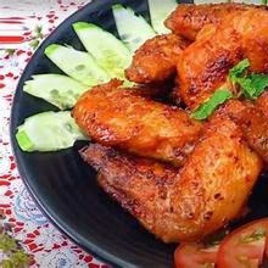 CÁNH GÀ NƯỚNG MUỐI ỚT ( GRILLED CHICKEN WINGS WITH CHILI SALT )