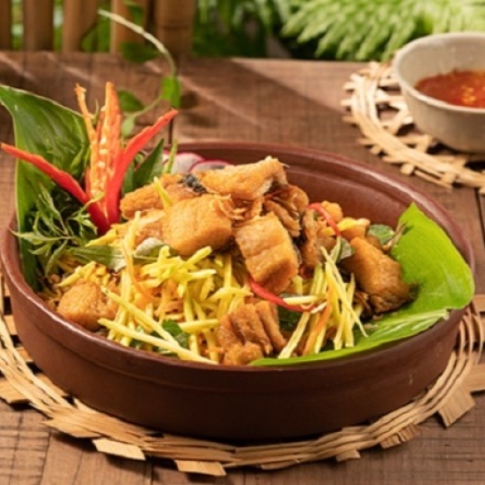 GỎI XOÀI KHÔ CÁ DỨA ( MANGO WITH DRIED PANGASIUS KUNYIT SALAD )