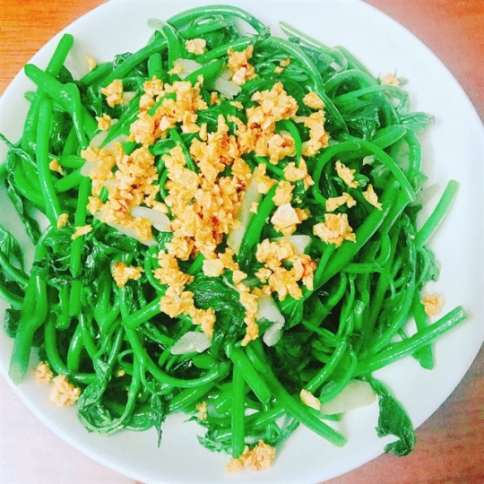 RAU LANG XÀO TỎI ( STIR - FRIED SWEET POTATO WITH GARLIC )